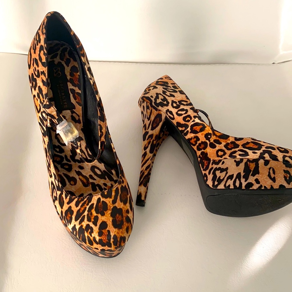 BNWOT Socialite leopard heels